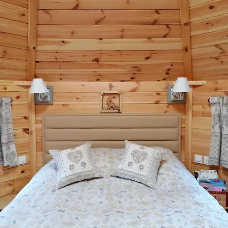 Kota Finlandais Dans La Vallee De La Bruche Proche De La Nature. Plaine